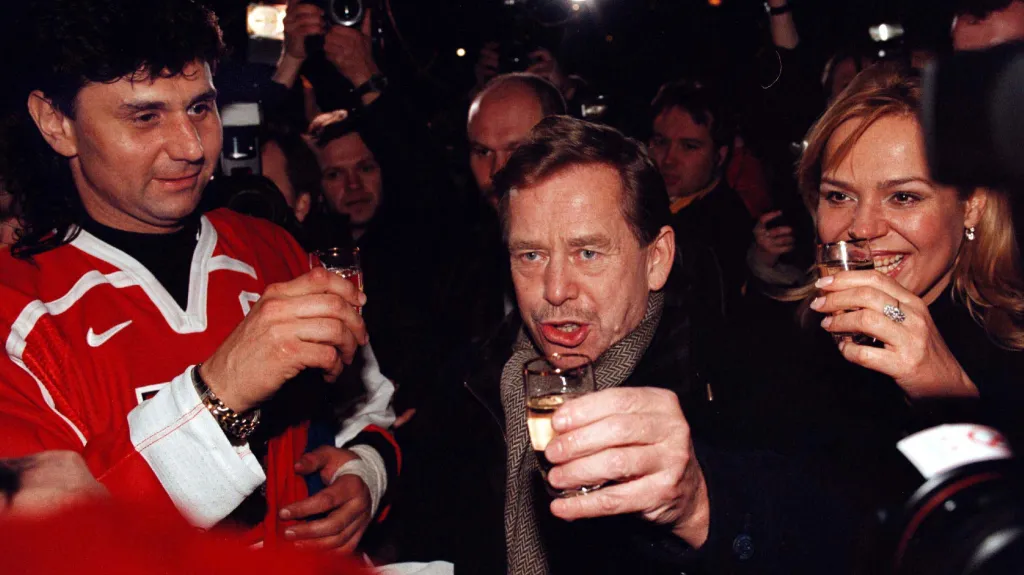 Vladimír Růžička připíjí s Václavem a Dagmar Havlovými