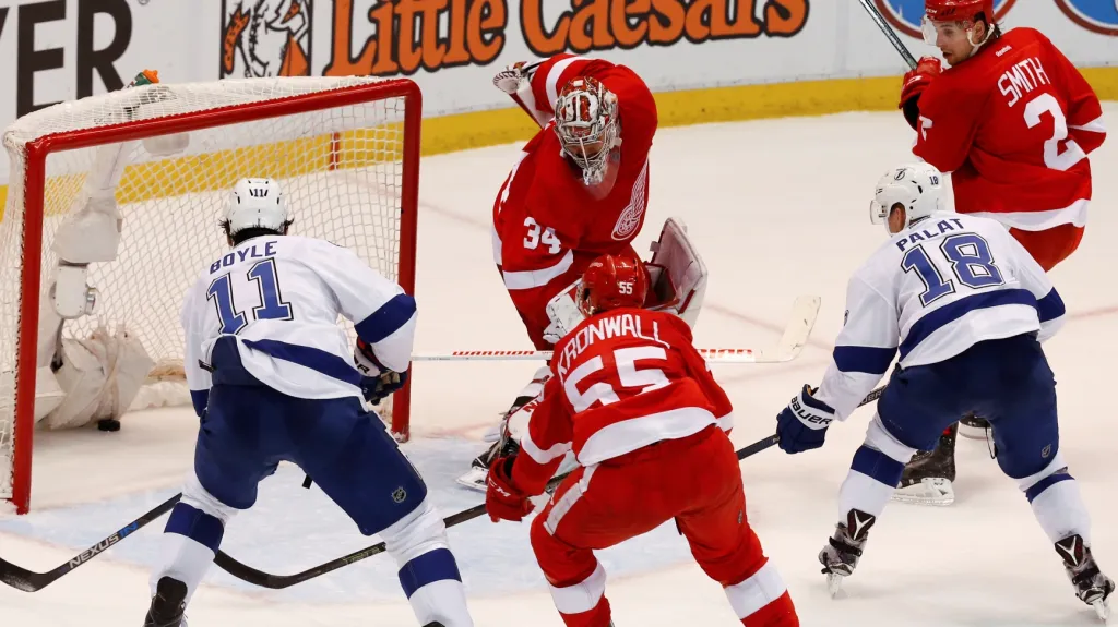 Ondřej Palát z Tampy Bay překonává Petra Mrázka v brance Detroitu