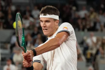 Jakub Menšík v duelu s Joaem Fonsecou na Roland Garros