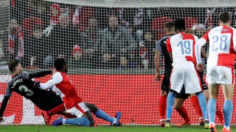 Michael Ngadeu ze Slavie střílí gól do sítě Sevilly