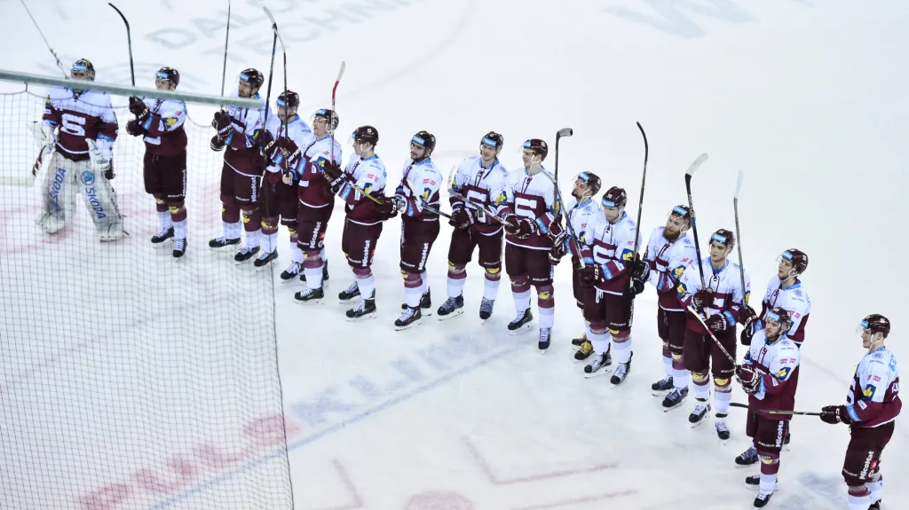 Hokejisté Sparty Prahy se radují z výhry