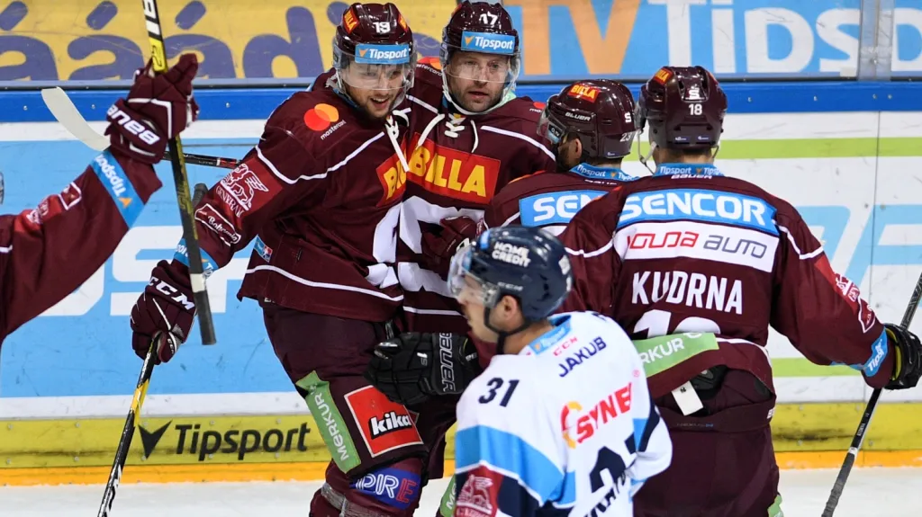 Hokejisté Sparty v čele s Hlinkou slaví gól proti Liberci