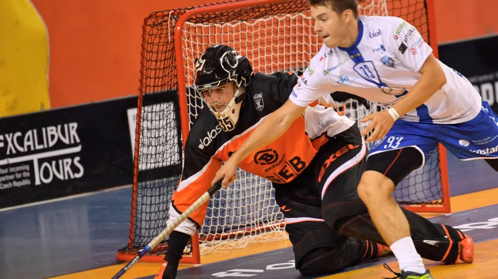 Ondřej Plíhal z Chodova před brankářem Falunu Johanem Rehnem