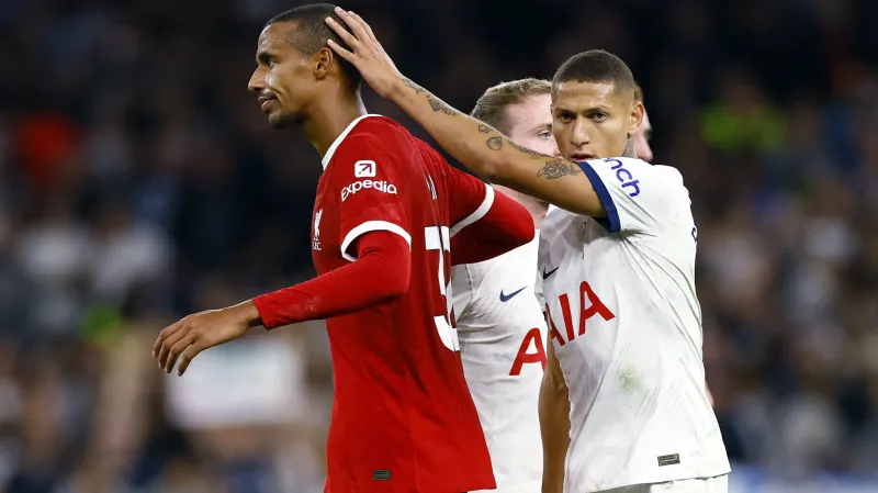 Zklamaný Joël Matip po vlastním gól proti Tottenhamu