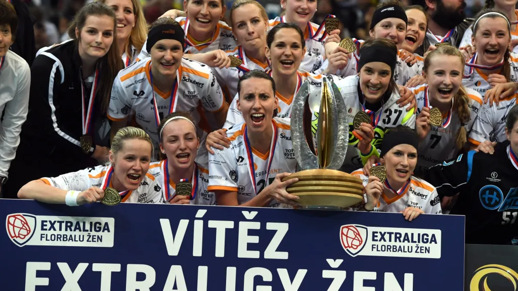 Florbalistky Jižního Města s trofejí pro mistryně extraligy