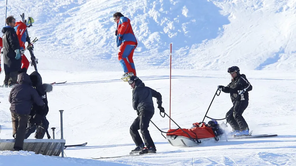 Zdravotníci odvážejí zraněného Tomáše Krause