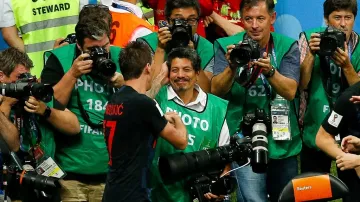 Yuri Cortez si podává ruku s Mariem Mandžukičem