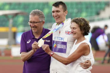 Jake Wightman s rodiči Geoffem a Susan