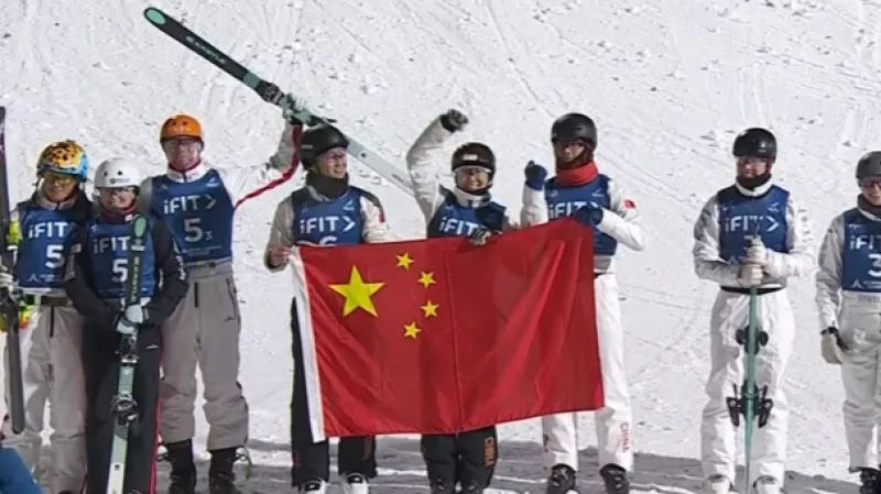 V týmové soutěži akrobatických skokanů překvapila Austrálie