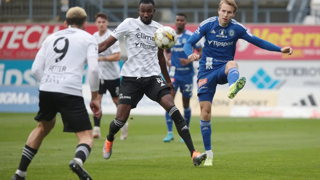 Zlínský útočník Lamin Jawo v souboji o míč s Ondřejem Zmrzlým z Olomouce