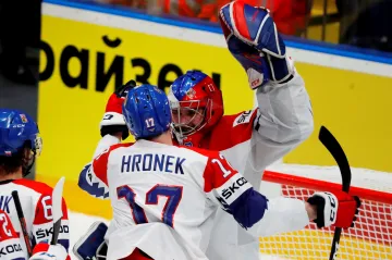 Patrik Bartošák slaví výhru s Filipem Hronkem