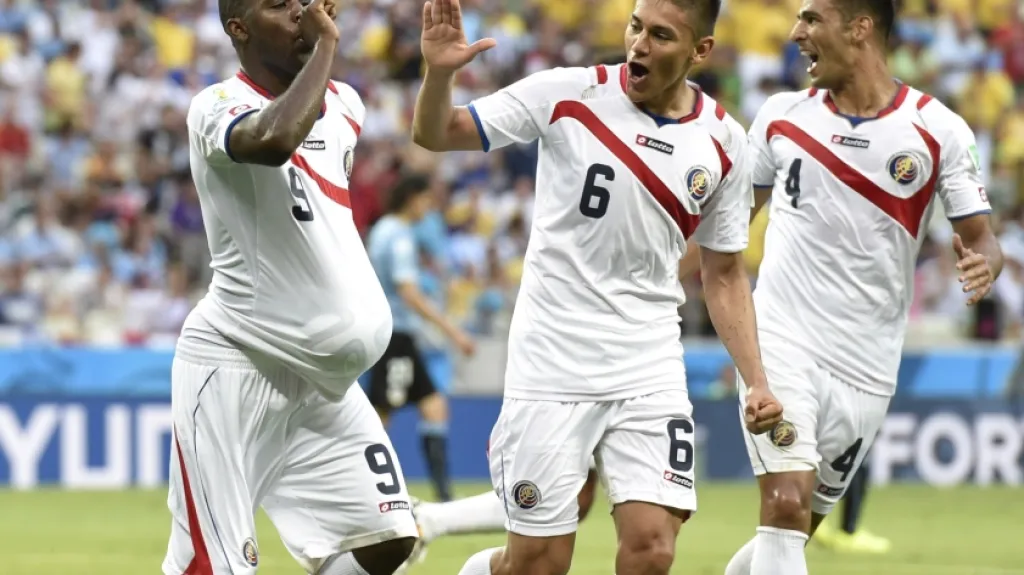 Joel Campbell (vpravo) a jeho gólová oslava se spoluhráči kostarické reprezentace