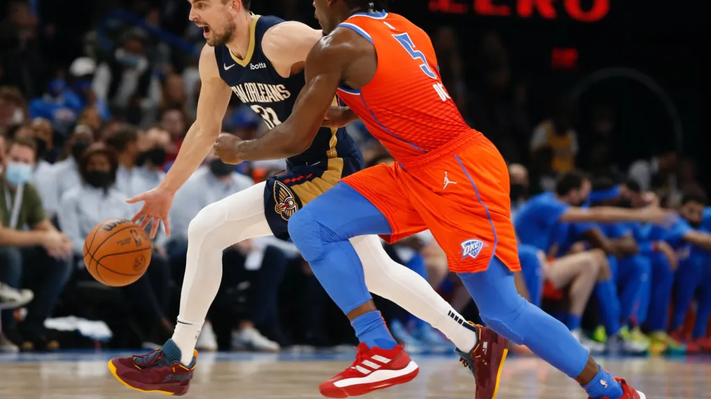 Tomáš Satoranský v duelu s OKC