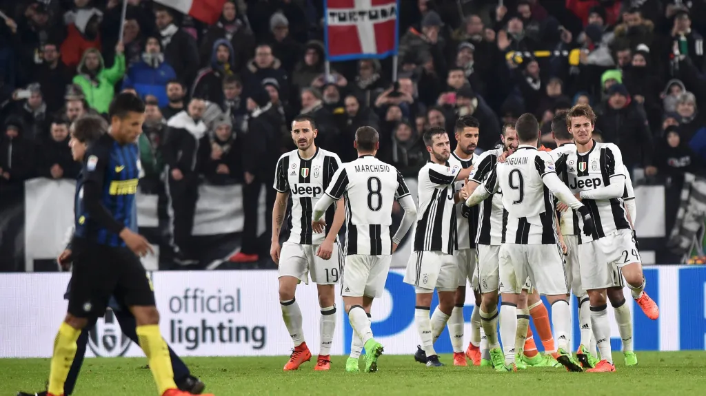 Fotbalisté turínského Juventusu slaví gól v síti Interu