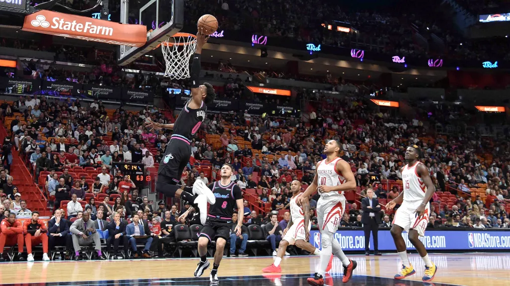 Josh Richardson z Miami smečuje do koše v utkání s Houstonem