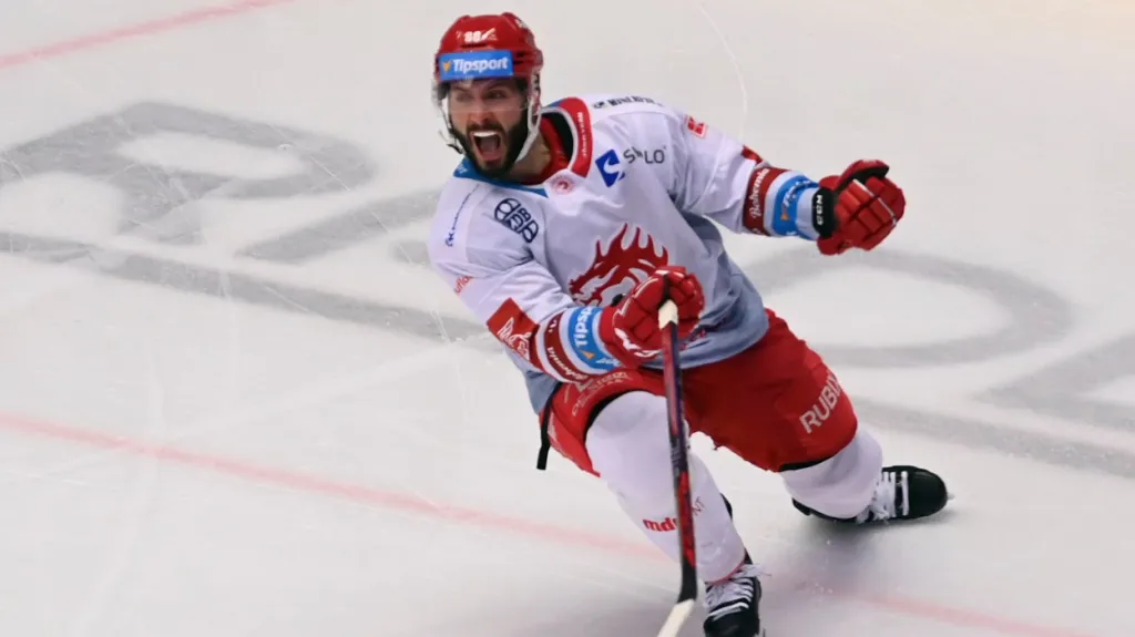 Erik Hrňa z Třince se raduje z vítězného gólu