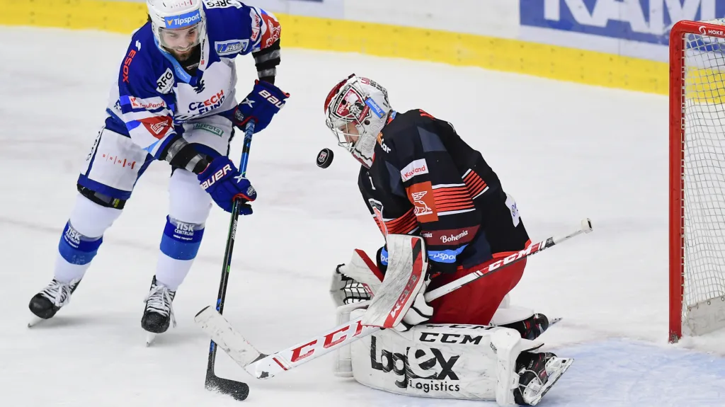 Brankář Štěpán Lukeš z Hradce Králové v souboji s brněnským Peterem Schneiderem