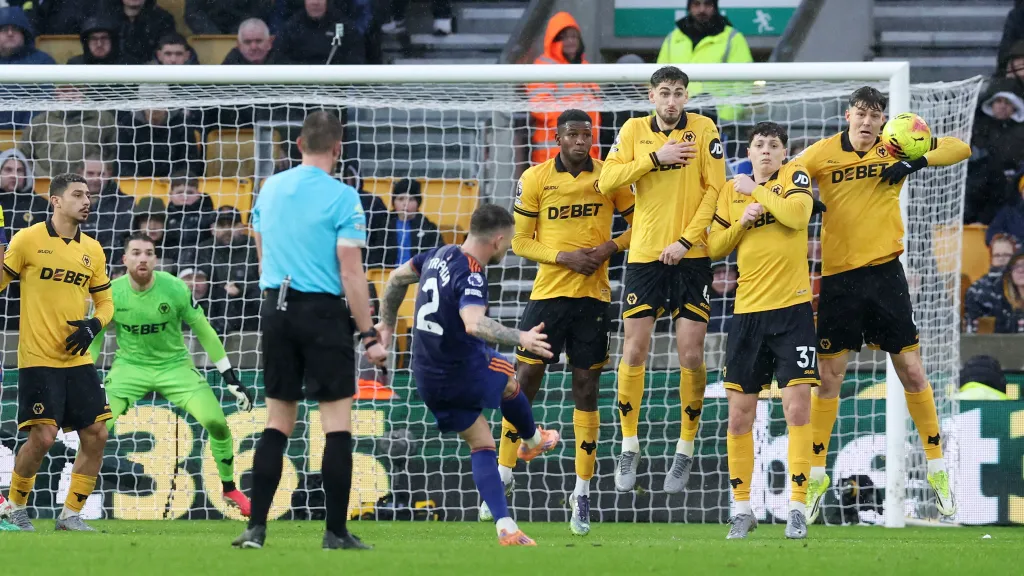 Fotbalisté Wolverhamptonu s Ladislavem Krejčím čelí přímému kopu Newcastlu