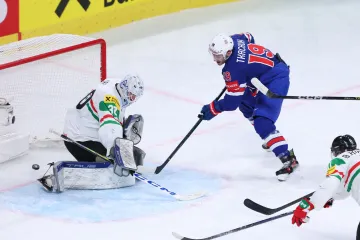 Američan Matthew Tkachuk v zakončení proti Maďarsku