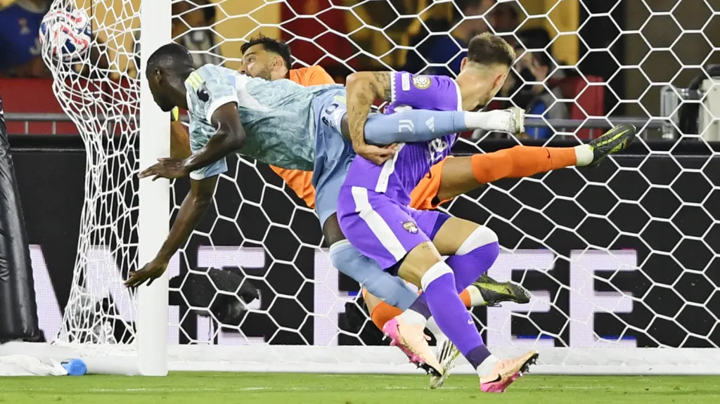 Randal Kolo Muani dává gól proti Al-Ajnu