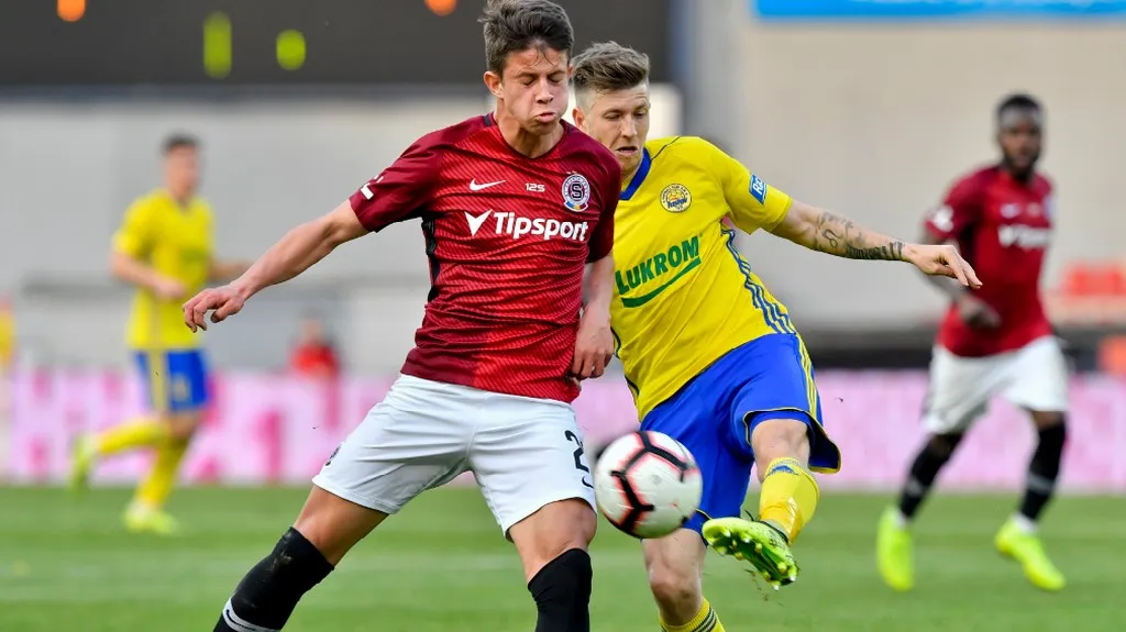 Adam Hložek v souboji s Lukášem Bartošákem