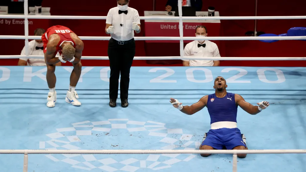 Kubánec Arlen López (vpravo) se raduje po olympijském finále