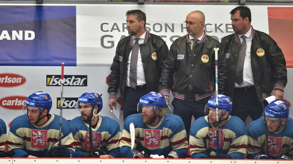 Jaroslav Špaček (vpravo) na lavičce hokejové reprezentace