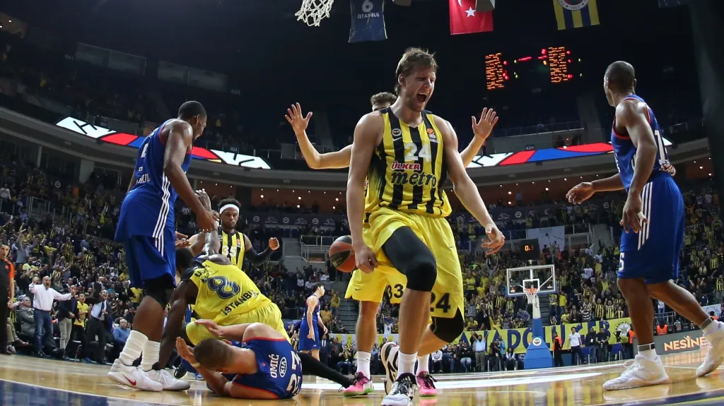 Jan Veselý z Fenerbahce se raduje ze vstřeleného koše v utkání s Anadolu Efes Istanbul