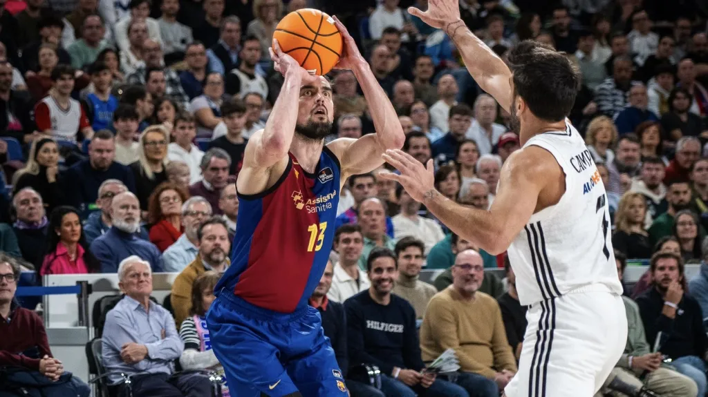 Tomáš Satoranský při střele proti Realu Madrid