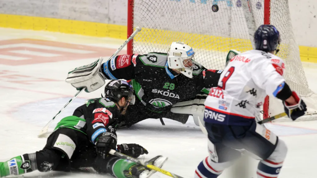 Jan Hudeček (vpravo) překonává brankáře Honzíka