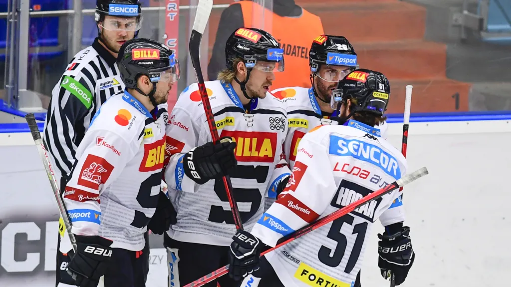 Hokejisté Sparty slaví gól Filipa Chlapíka