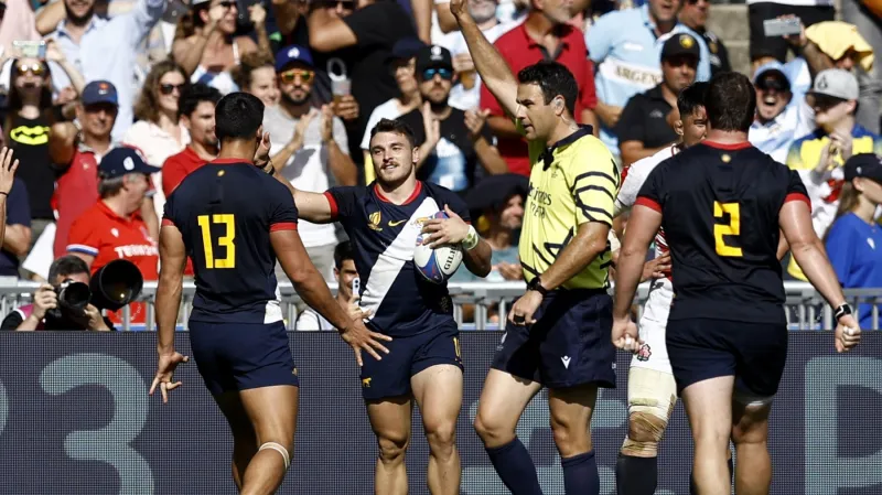 Mateo Carreras slaví se spoluhráči argentinskou pětku