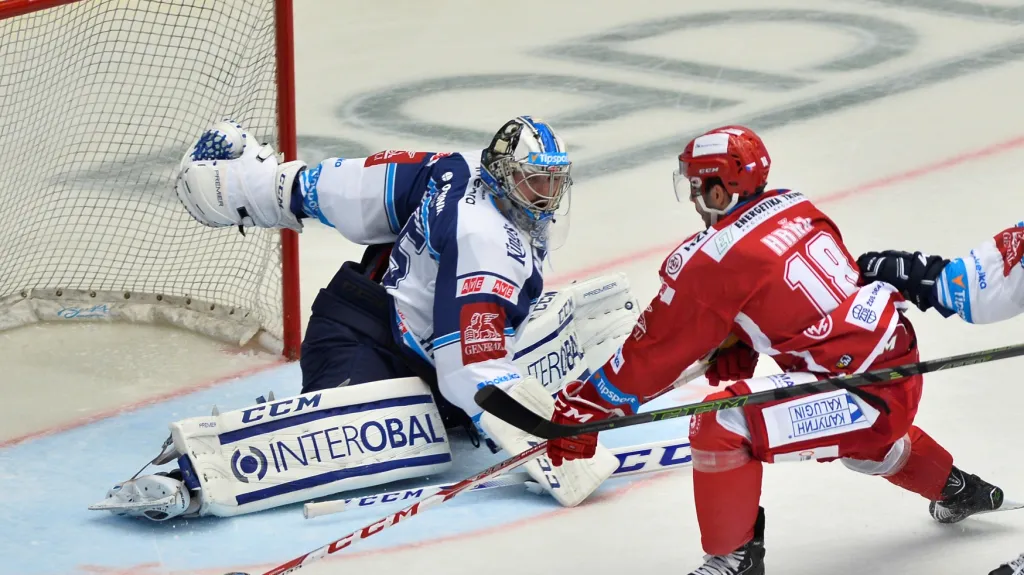 Erik Hrňa překonává Matěje Machovského