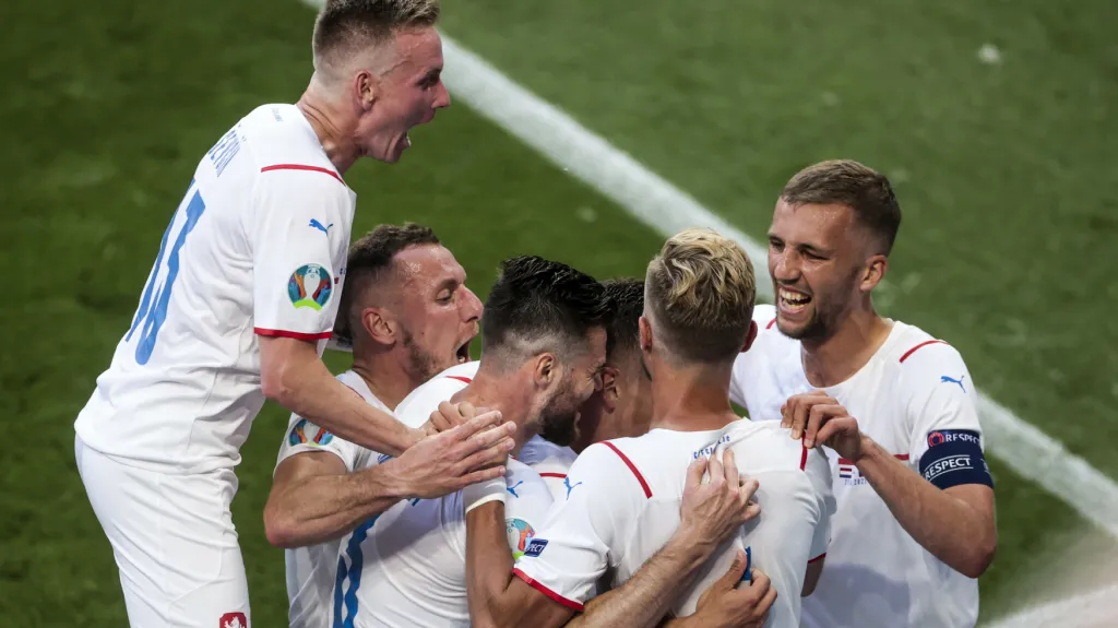 Fotbalisté Česka oslavují gól