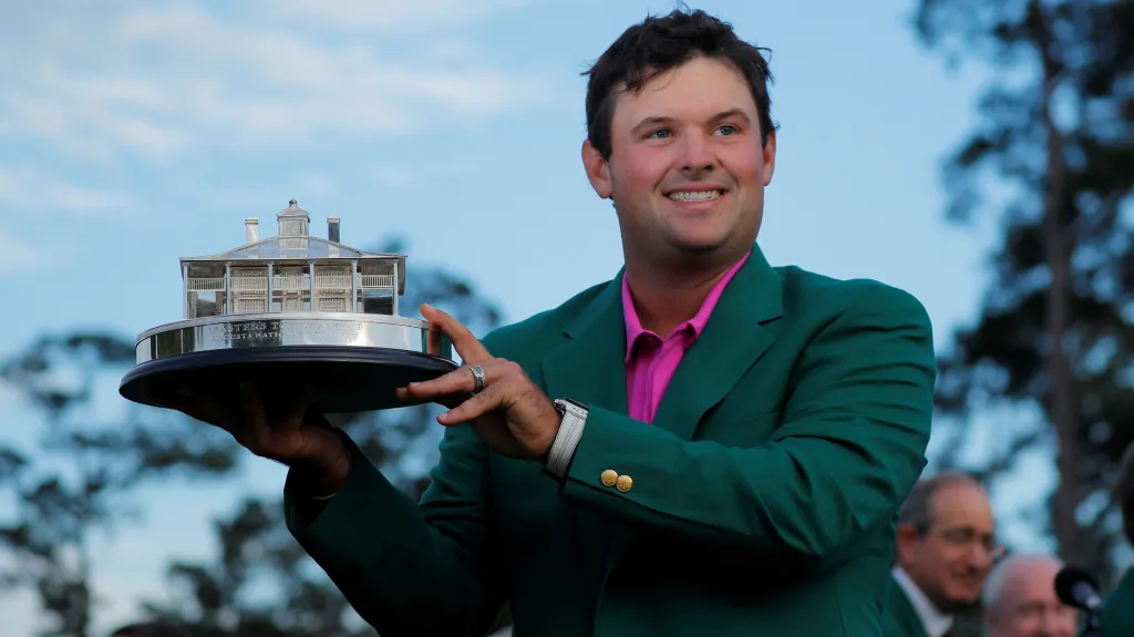 Patrick Reed s trofejí a zeleným sakem pro vítěze Masters