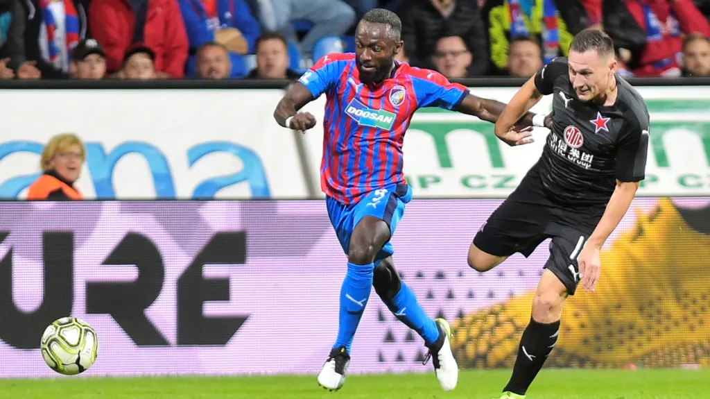 Joel Kayamba z Plzně v souboji s Janem Bořilem ze Slavie