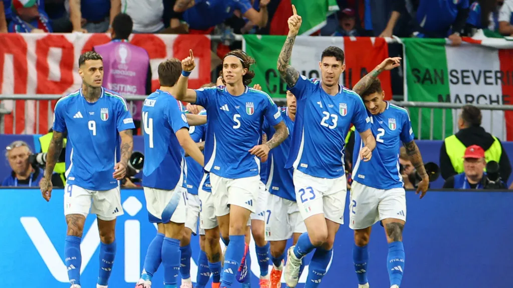 Fotbalisté Itálie slaví gól