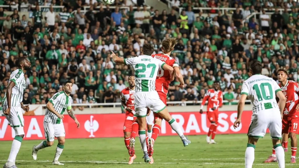 Stefan Simič v dresu Omonie Nikósie proti Mohuči