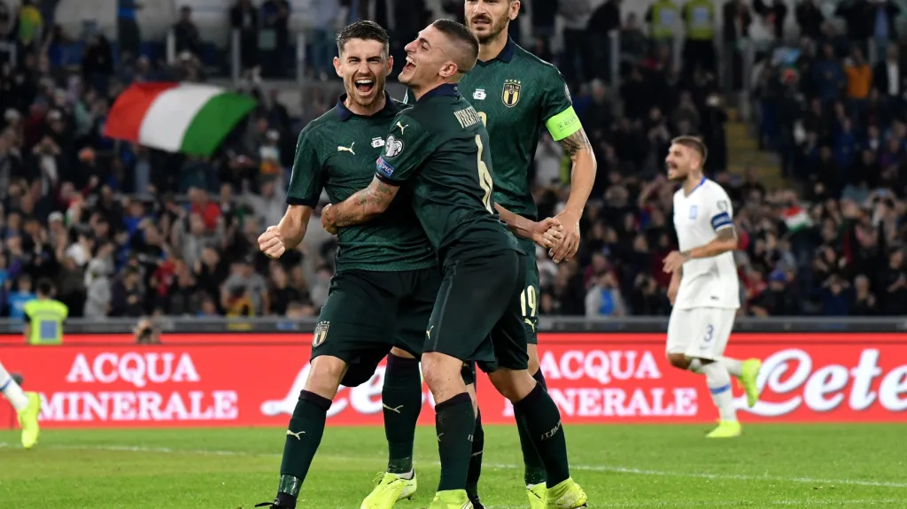 Fotbalisté Itálie se radují z gólu v utkání kvalifikace ME proti Řecku