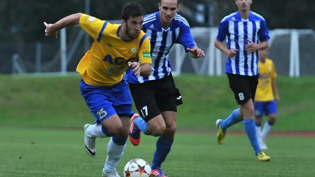 Teplický útočník Aidin Mahmutovič (vlevo) a Michal Růžička z Domažlic