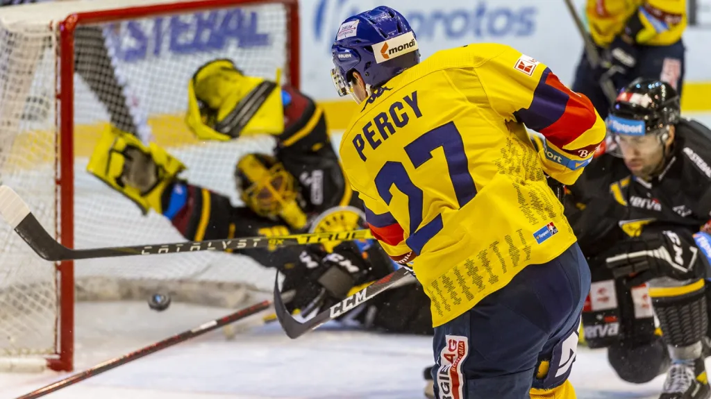 Thomas Percy střílí gól Litvínovu