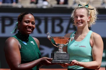 Taylor Townsendová a Kateřina Siniaková s trofejí pro vítězky Roland Garros