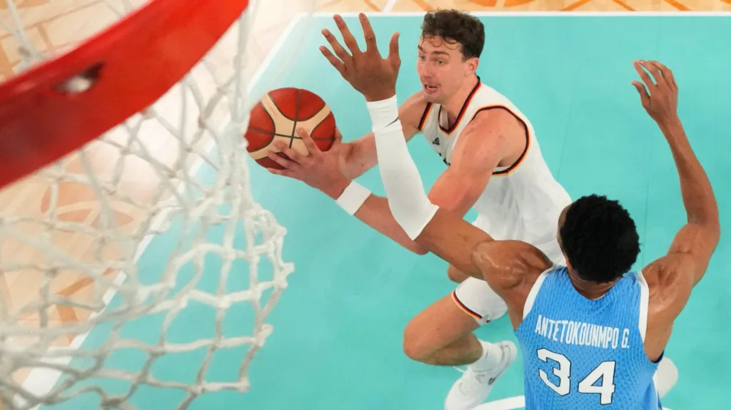 Franz Wagner z Německa v akci na Hrách v Paříži