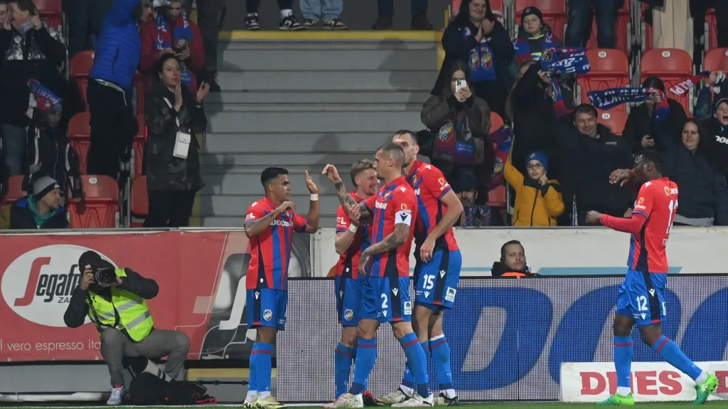 Pavel Šulc se spoluhráči oslavuje branku