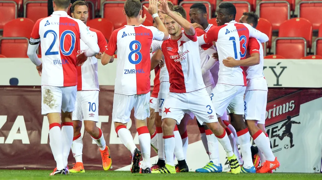 Fotbalisté Slavie slaví gól do sítě Liberce