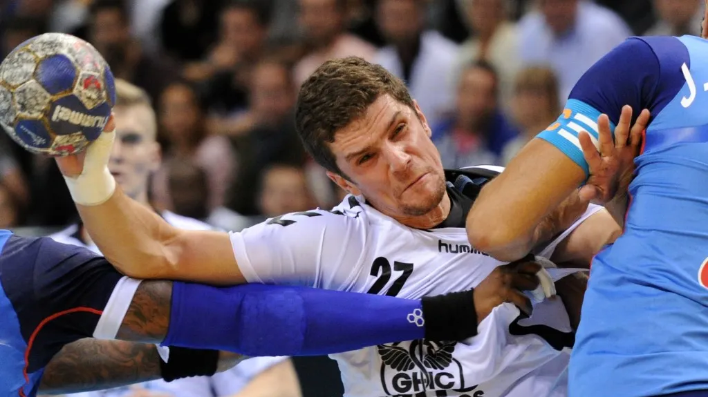 Český házenkář Ondřej Zdráhala při zápase s Francií