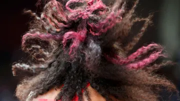 Vítr si pohrává s vlasy americké čtvrtkařky Hastingsové