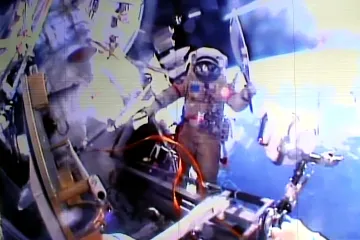 Předávání olympijské pochodně ve vesmíru