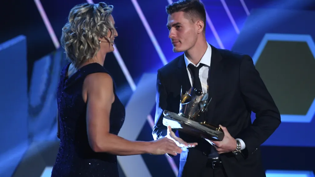 Patrik Schick přijímá gratulaci od Barbory Špotákové