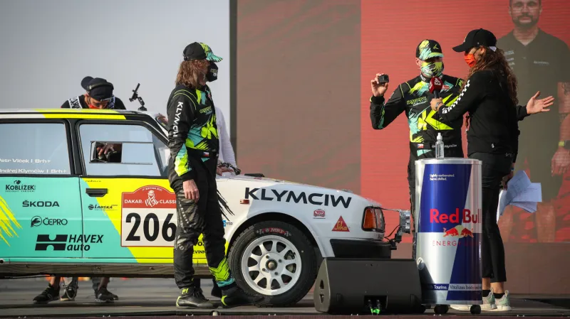 Posádka Škody Ondřej Klymčiv a  Petr Vlček na slavnostním zahájení Dakaru